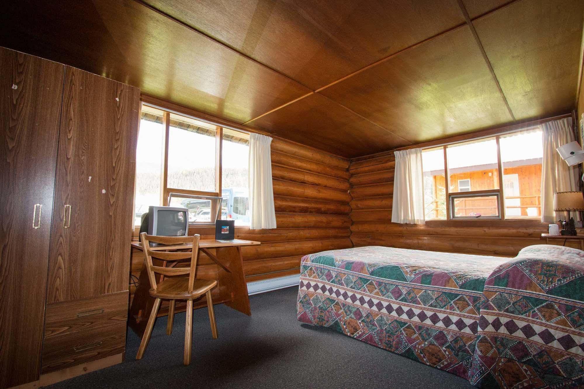 Muncho Lake Northern Rockies Lodge מראה חיצוני תמונה