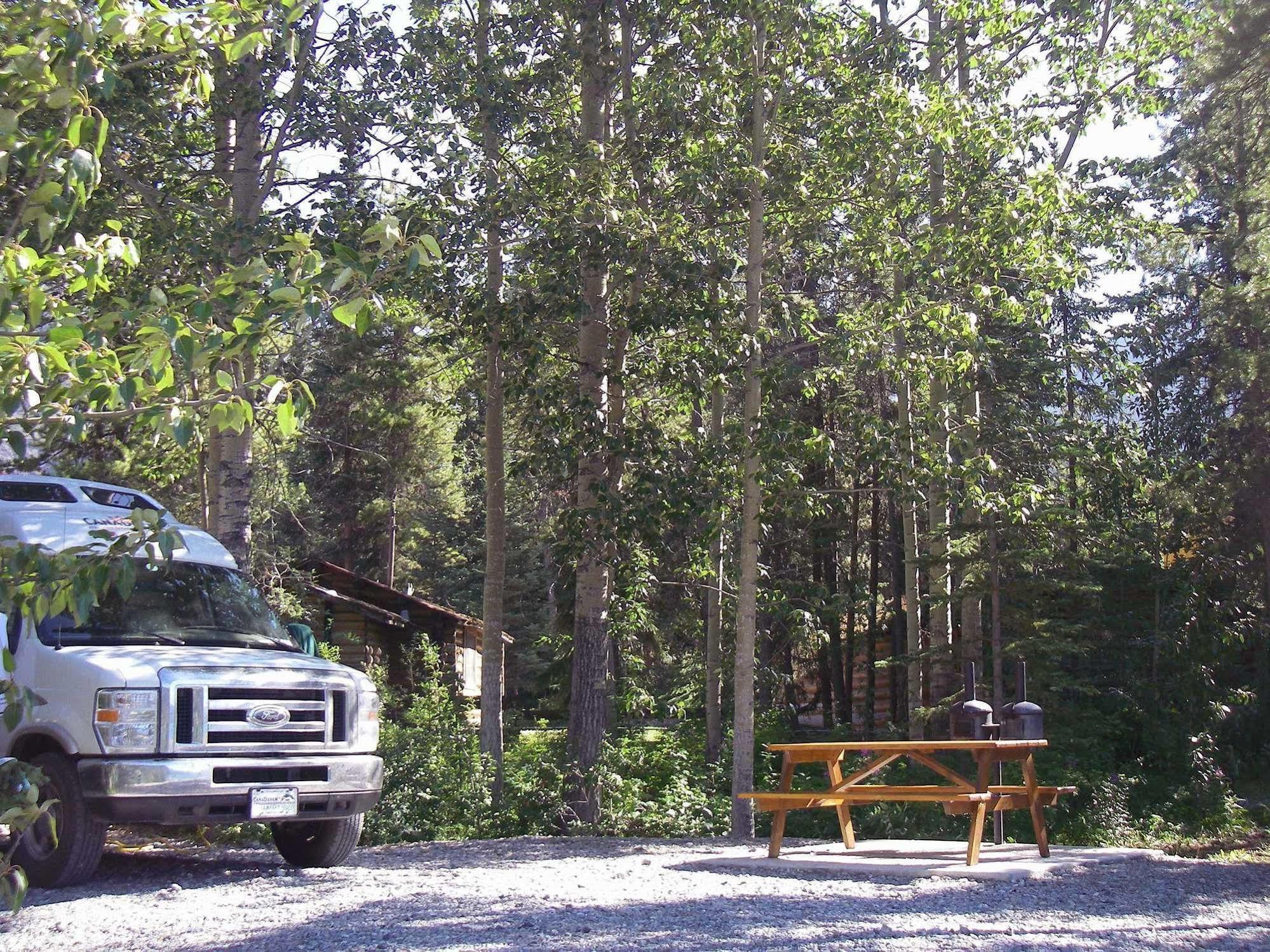 Muncho Lake Northern Rockies Lodge מראה חיצוני תמונה